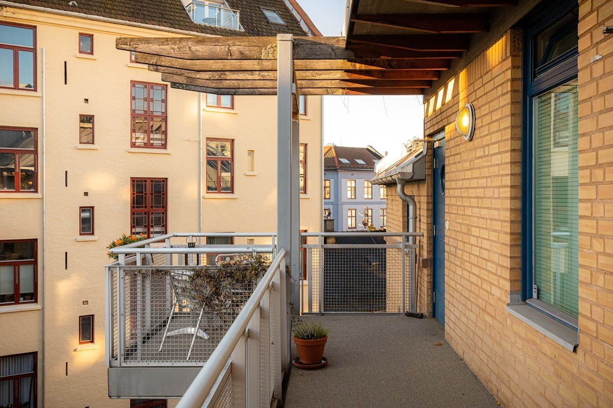 Balkongen er en del av fellesarealet, men hvor det faller seg naturlig at denne leiligheten som ligger på enden, benytter balkongen. Det er flere felles "frokostbalkonger" langs svalgangen. Galleribilde