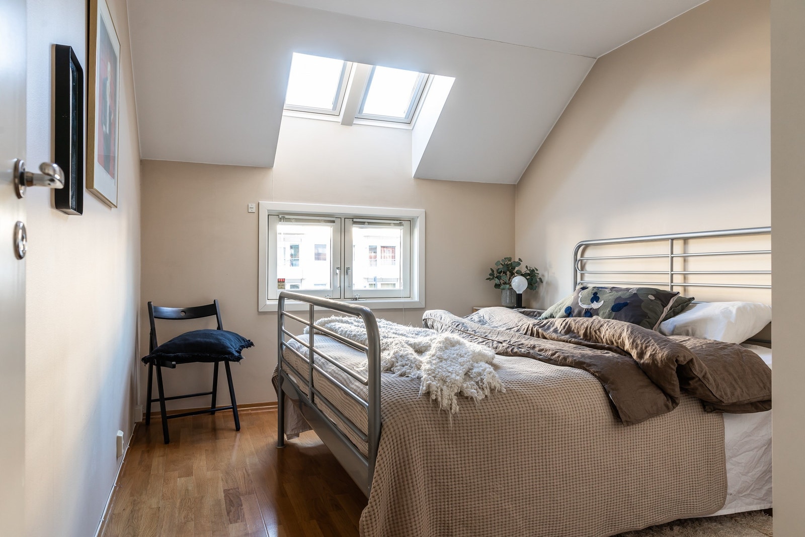 Hovedsoverommet har inngang fra entréen og kan innredes med en større seng med tilhørende nattbord på hver side. Galleribilde