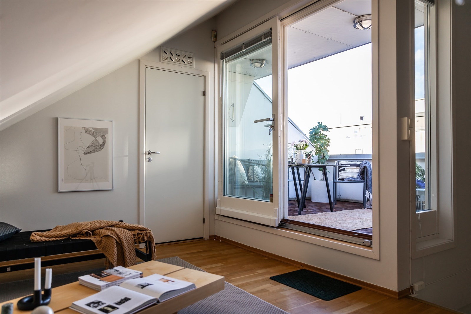 Fra loftstuen er det utgang til en nordvestvendt og privat takterrasse på hele 12 m². Galleribilde