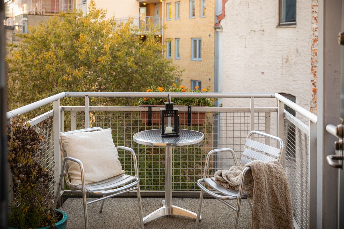 Utenfor inngangsdøren er det en egen "frokostbalkong" som vender inn mot det hyggelige gårdsrommet. Her kan man sitte i formiddagssolen og nyte en kaffekopp. Galleribilde