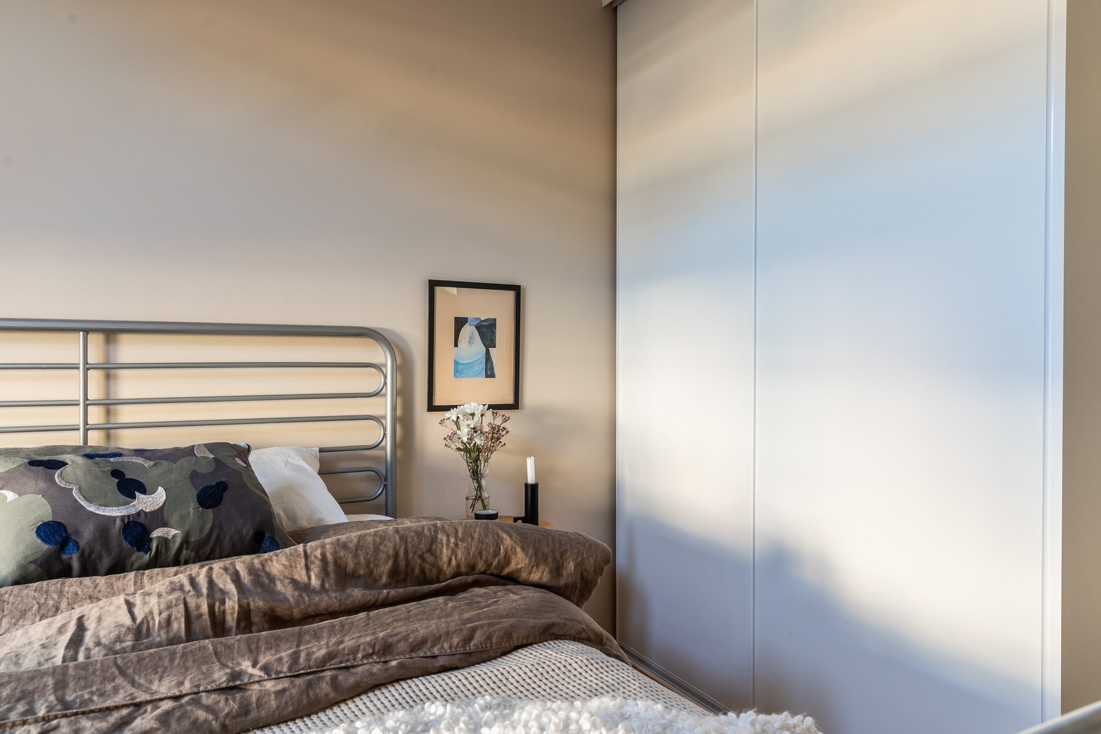 En stor innebygget garderobe som holder orden på garderoben. Hovedsoverom og soverom 2 er av lignende størrelse og man kan velge hvilket man ønsker å bruke som hovedsoverom. Galleribilde