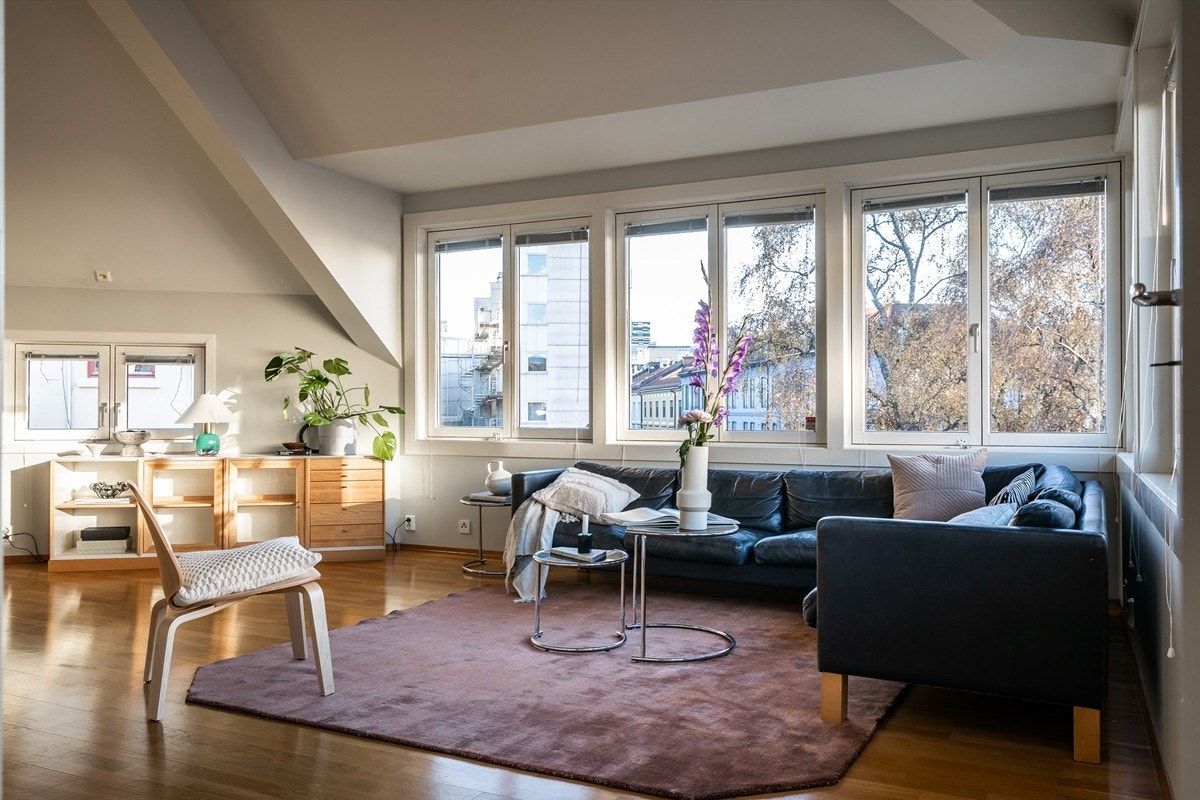 I stuen er den lyse atmosfæren spesielt merkbar, først og fremst på grunn av den gode takhøyden og de mange vinduene som slipper gode mengder dagslys inn i rommet. Galleribilde