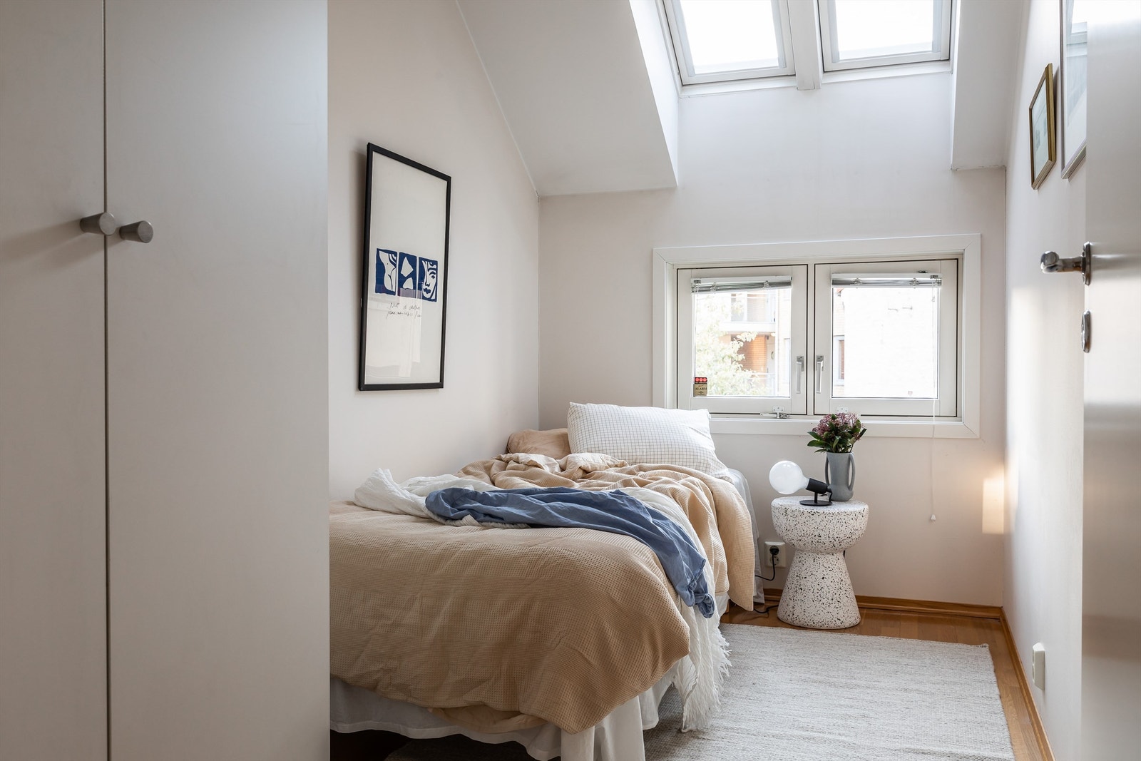 Soverom 3 har inngang fra entréen og kan innredes med seng og garderobeskap. Alle garderobeskap på soverom medfølger. Galleribilde