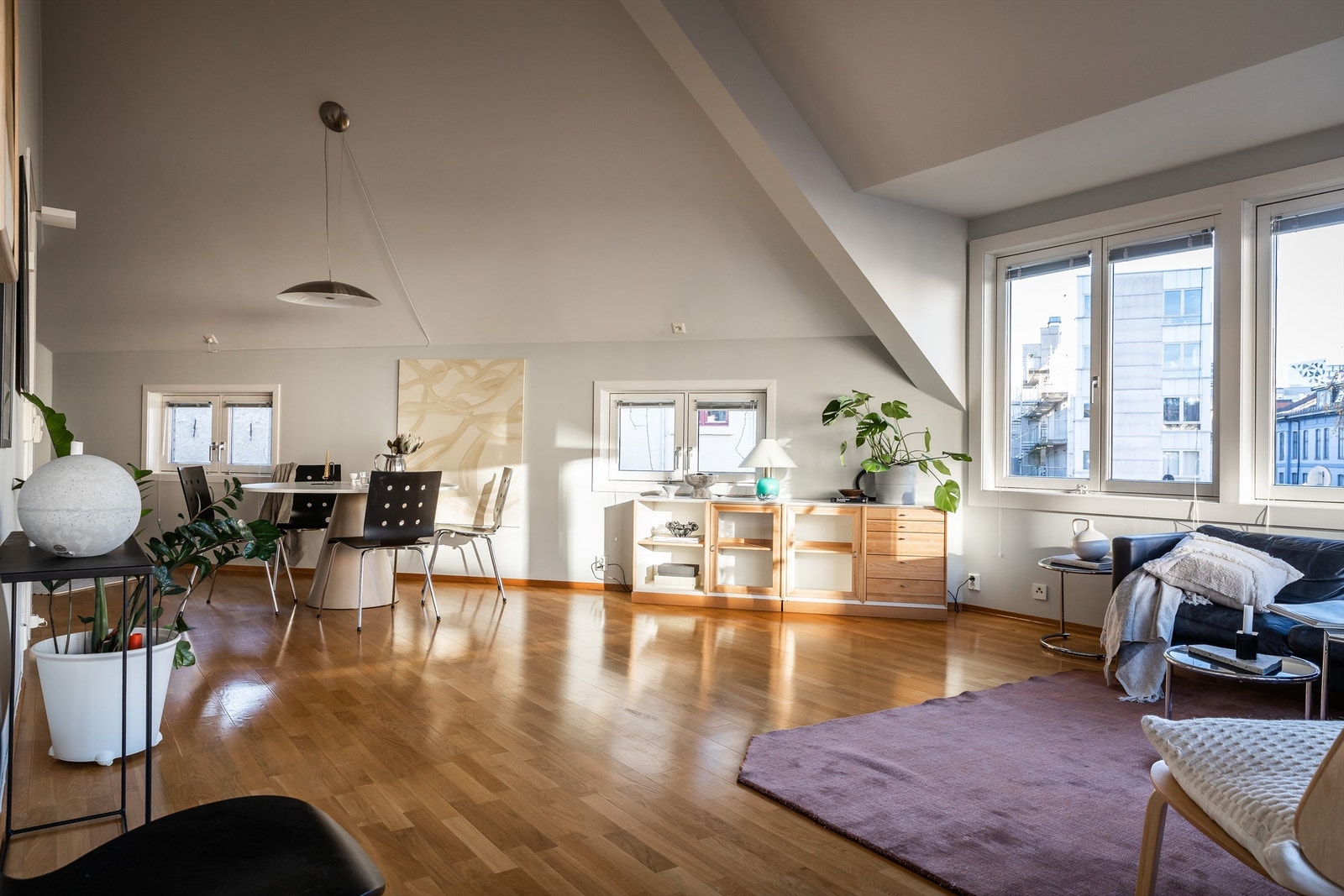 Dette er en særegen 4-roms topp- og endeleilighet. Leiligheten går over 2 plan (4 og 5. etasje). Galleribilde