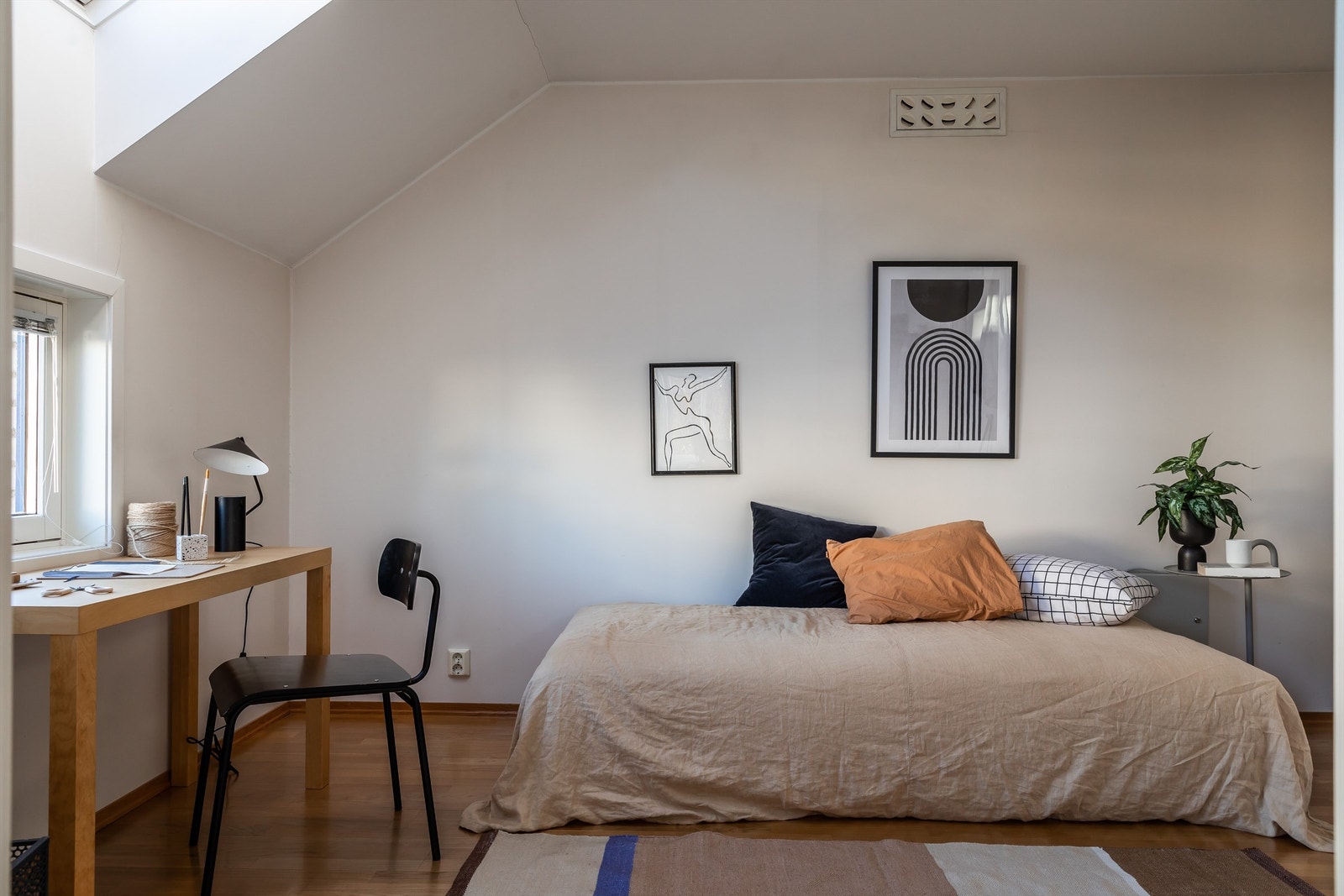 Fra stuen er det inngang til et soverom av god romstørrelse som kan innredes med seng og garderobeskap. Galleribilde