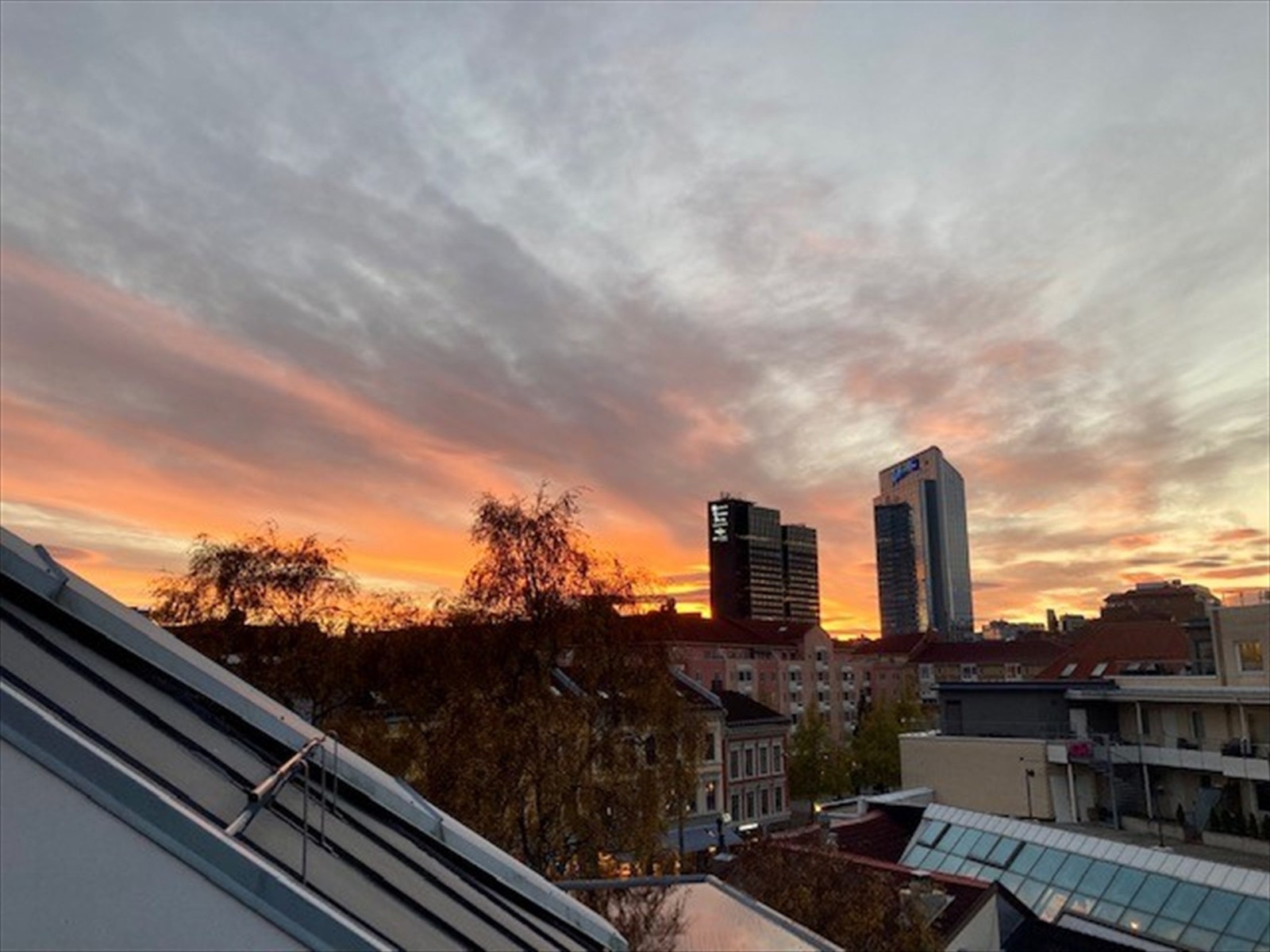 Fargespill på himmelen på ettermiddag/kveld. Bildet er tatt av selger. Galleribilde