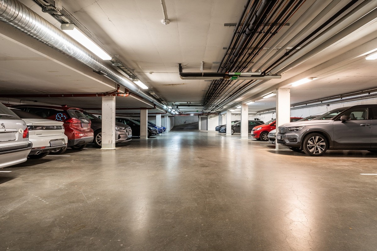 Det medfølger garasjeplass til leiligheten. Her kan man gå tørrskodd fra bilen og inn til leiligheten, via heis. Galleribilde