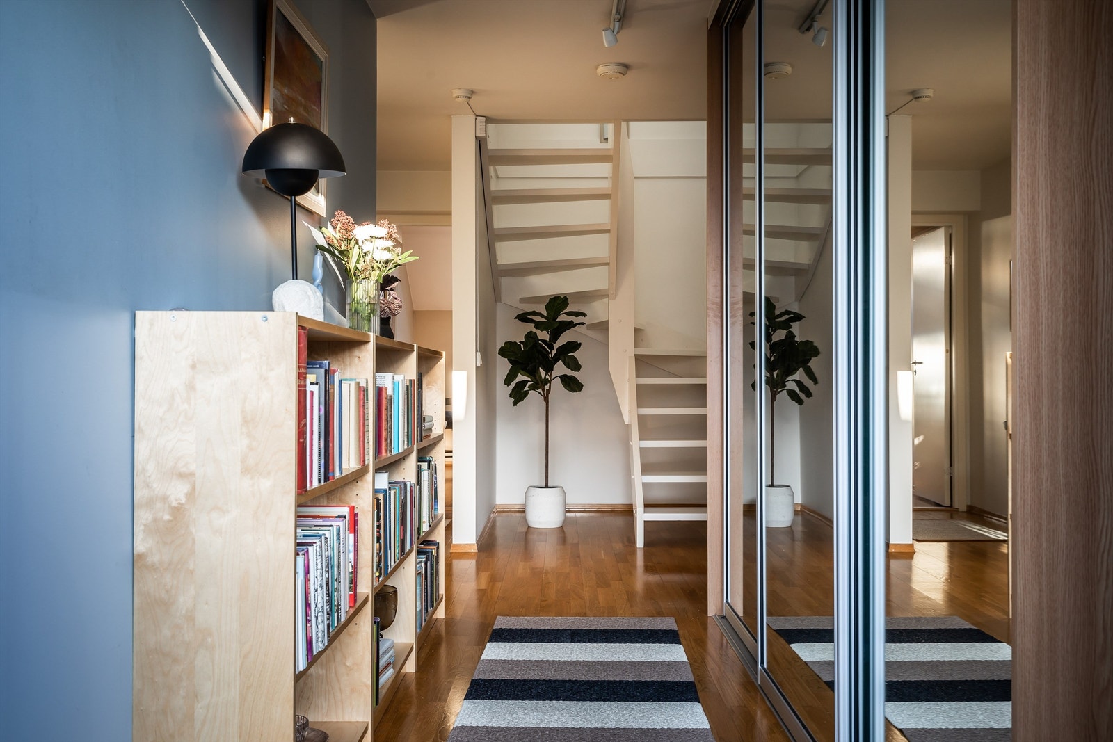 Videre fra 4. etasje/plan 1, går man opp en vinkeltrapp og kommer frem til en spennende hems/loftstue. Galleribilde