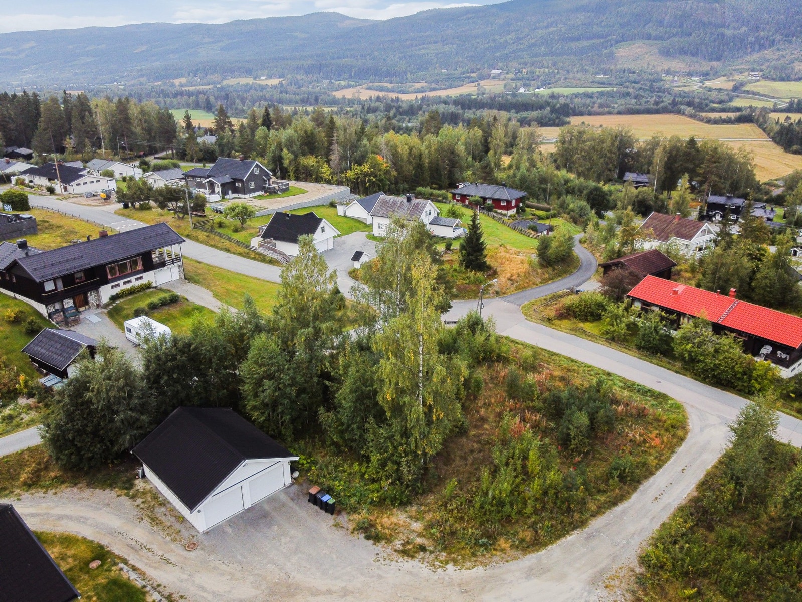 Eiendommen har felles adkomst fra Furuvegen sammen med eksisterende bolig i Furuvegen 16C. Galleribilde