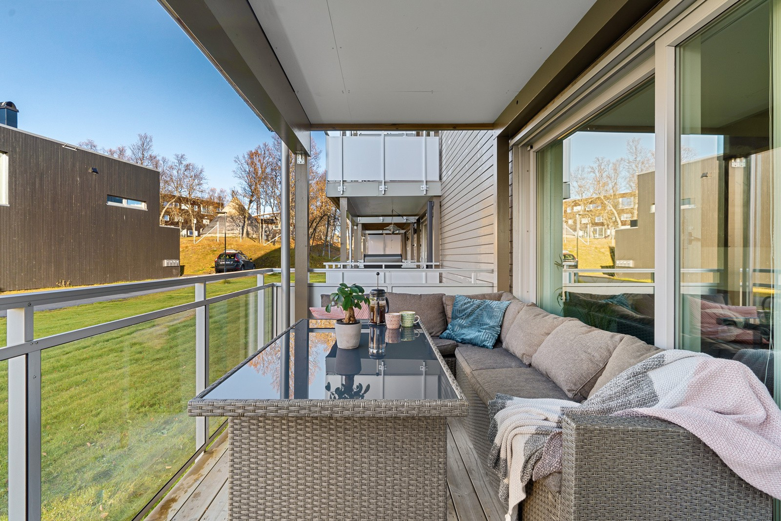 Fra stuen er det utgang til vestvendt terrasse med gode solforhold.