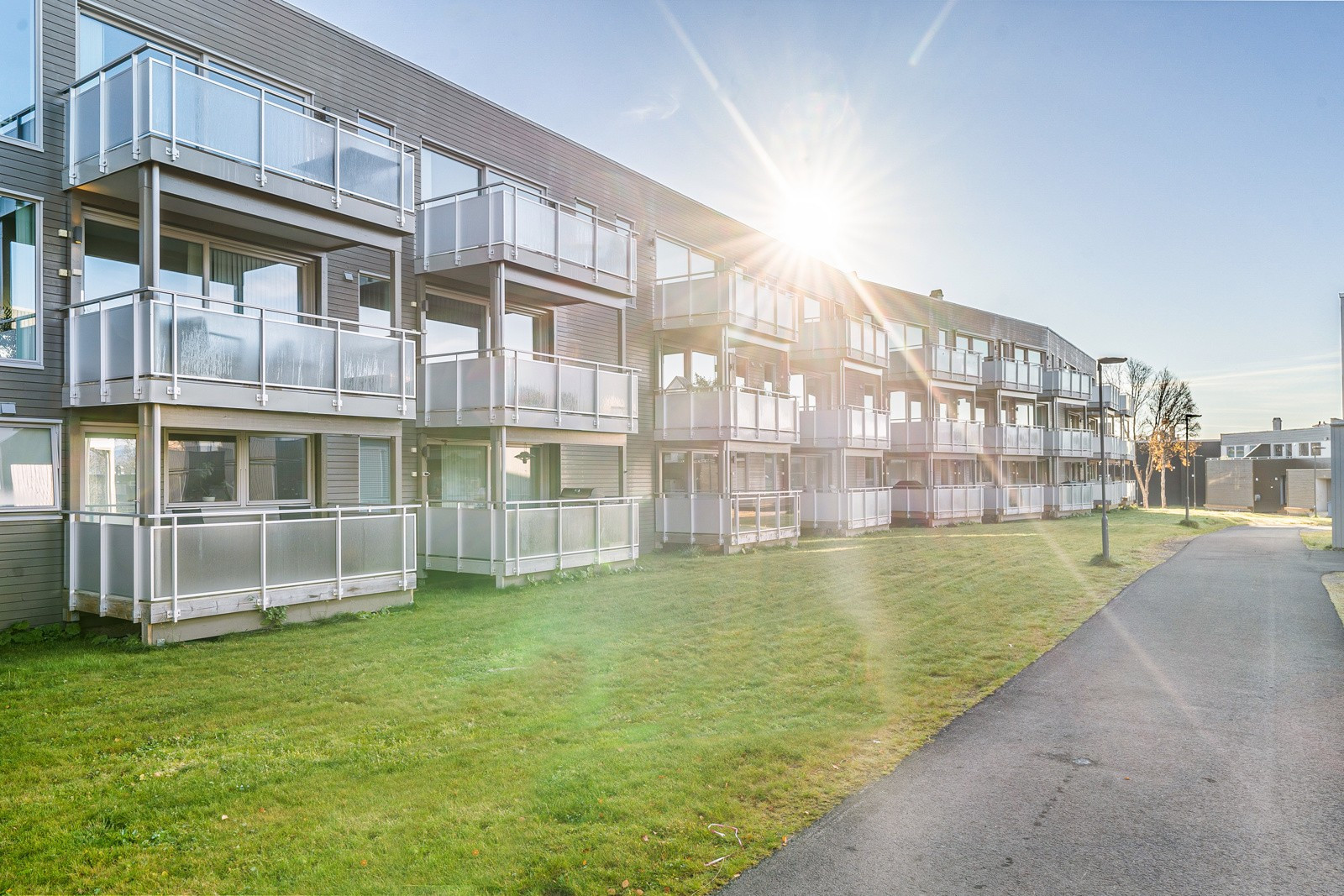 Flotte fellesarealer med felles innendørs sykkelbod, skismurningsrom, sløydrom, vaskehall til bil og nydelig uteområder med lekeplasser, sykkelbod, kunstgressbane, basketballbane og sandvolleyballbane.