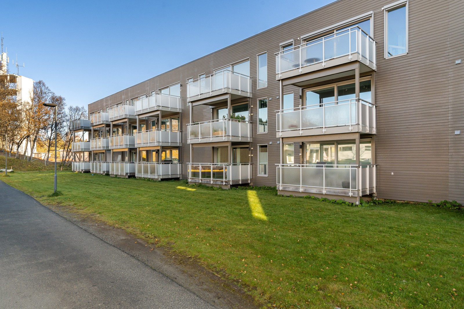 Ettertraktet beliggenhet på toppen av øya med lysløypa, Prestvannet, to barnehager, skole, dagligvare og gode bussforbindelser like ved.