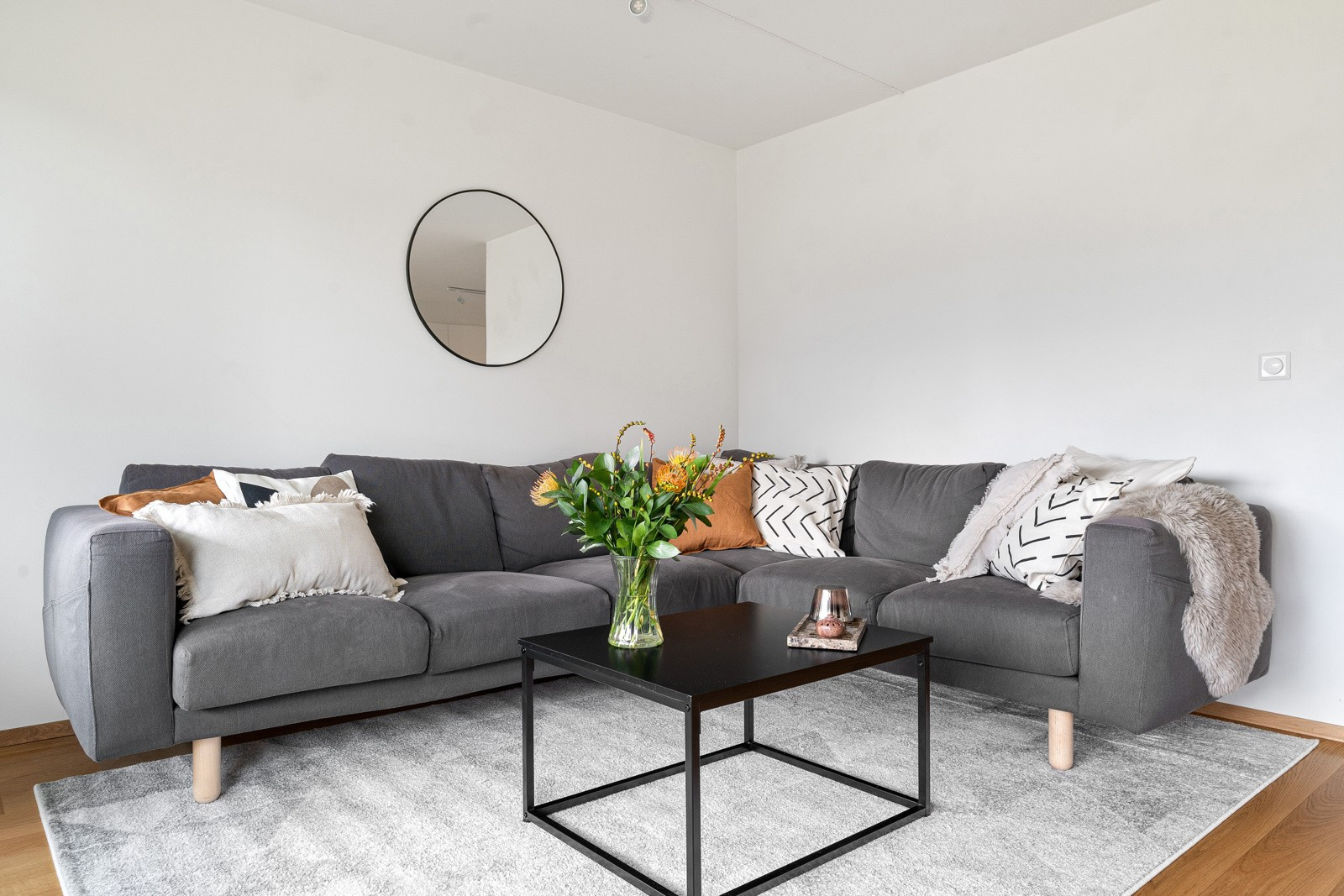 Stuen er lys og romslig og har god plass til sofagruppe med tilhørende møblement.