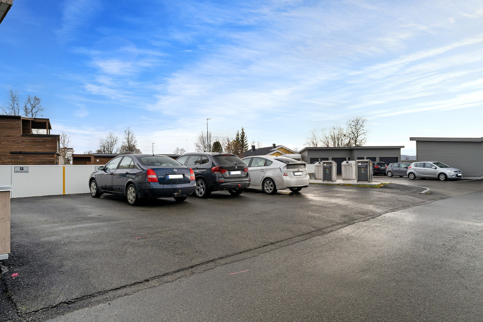Det er gjesteparkering både i parkeringsanlegget og like utenfor.