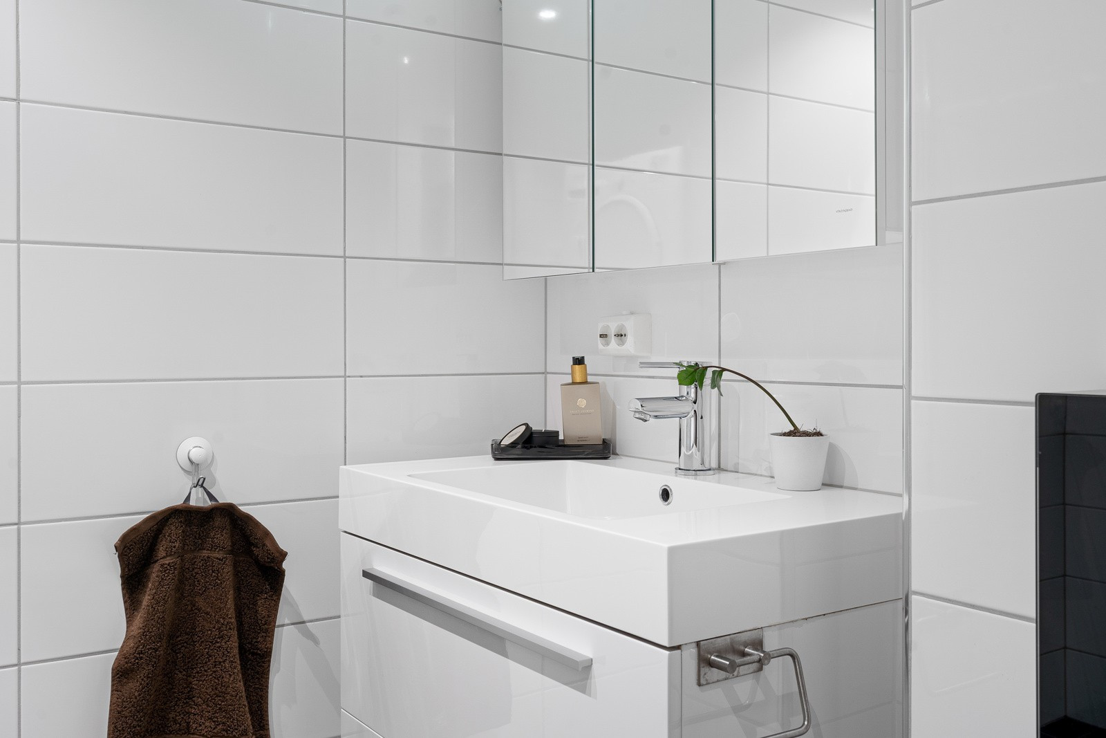 Badet er innredet med lys servant og moderne farger.