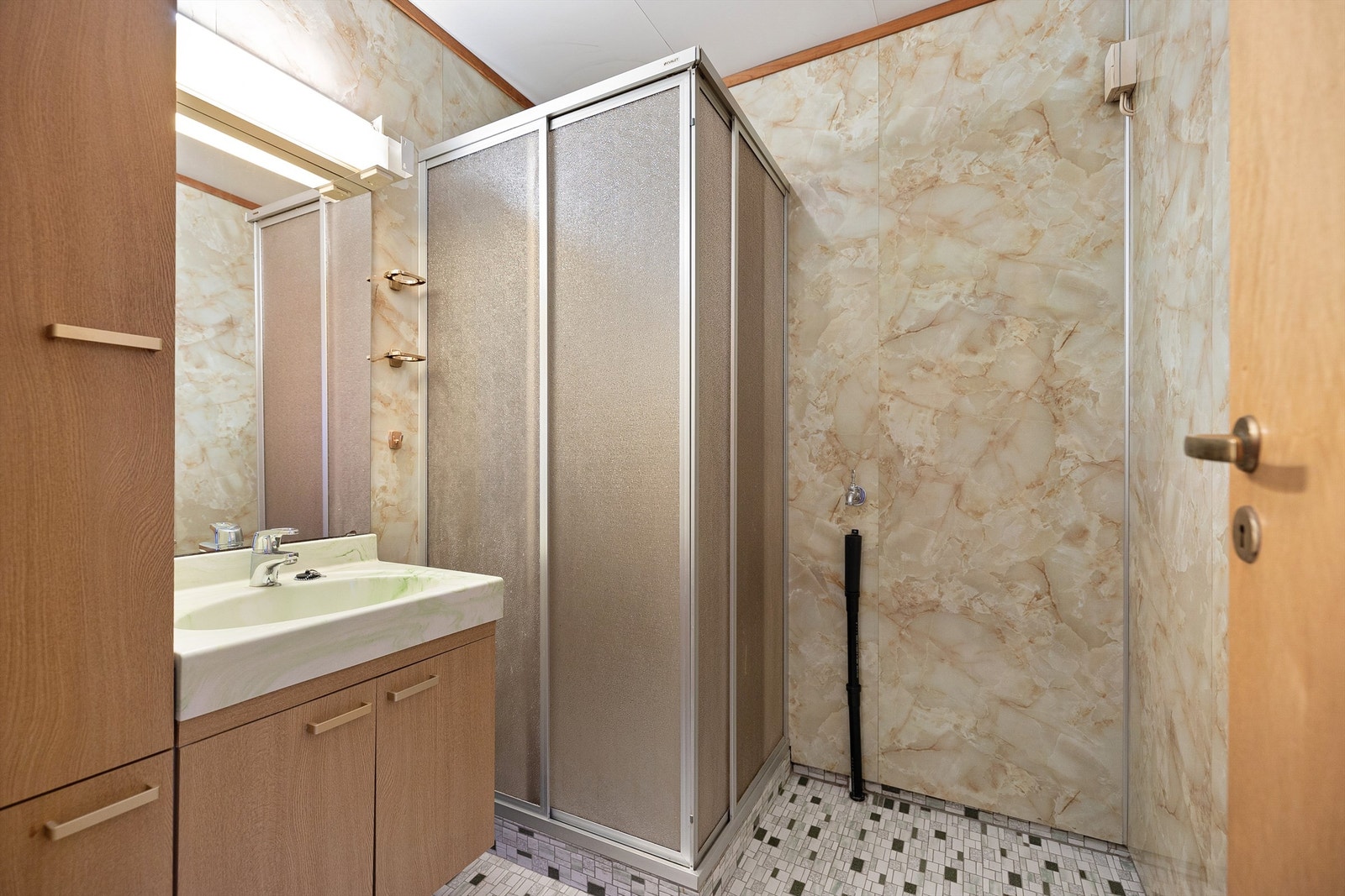 Baderom med behov for oppussing. Galleribilde