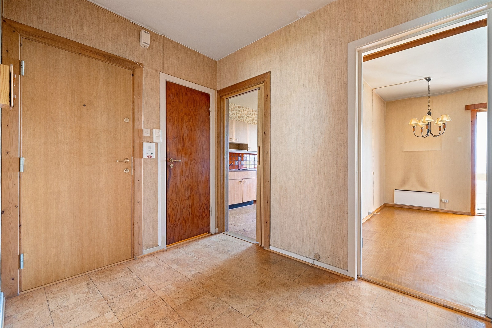 Fra gangen har du tilgang til samtlige rom. Praktisk med separat WC. Galleribilde