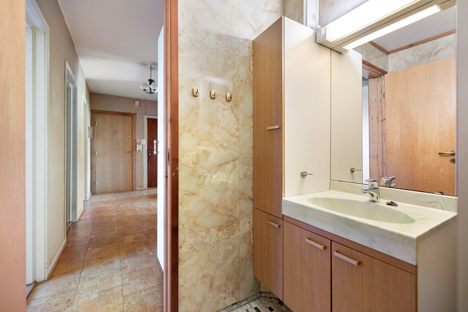 Baderom med behov for oppussing. Galleribilde