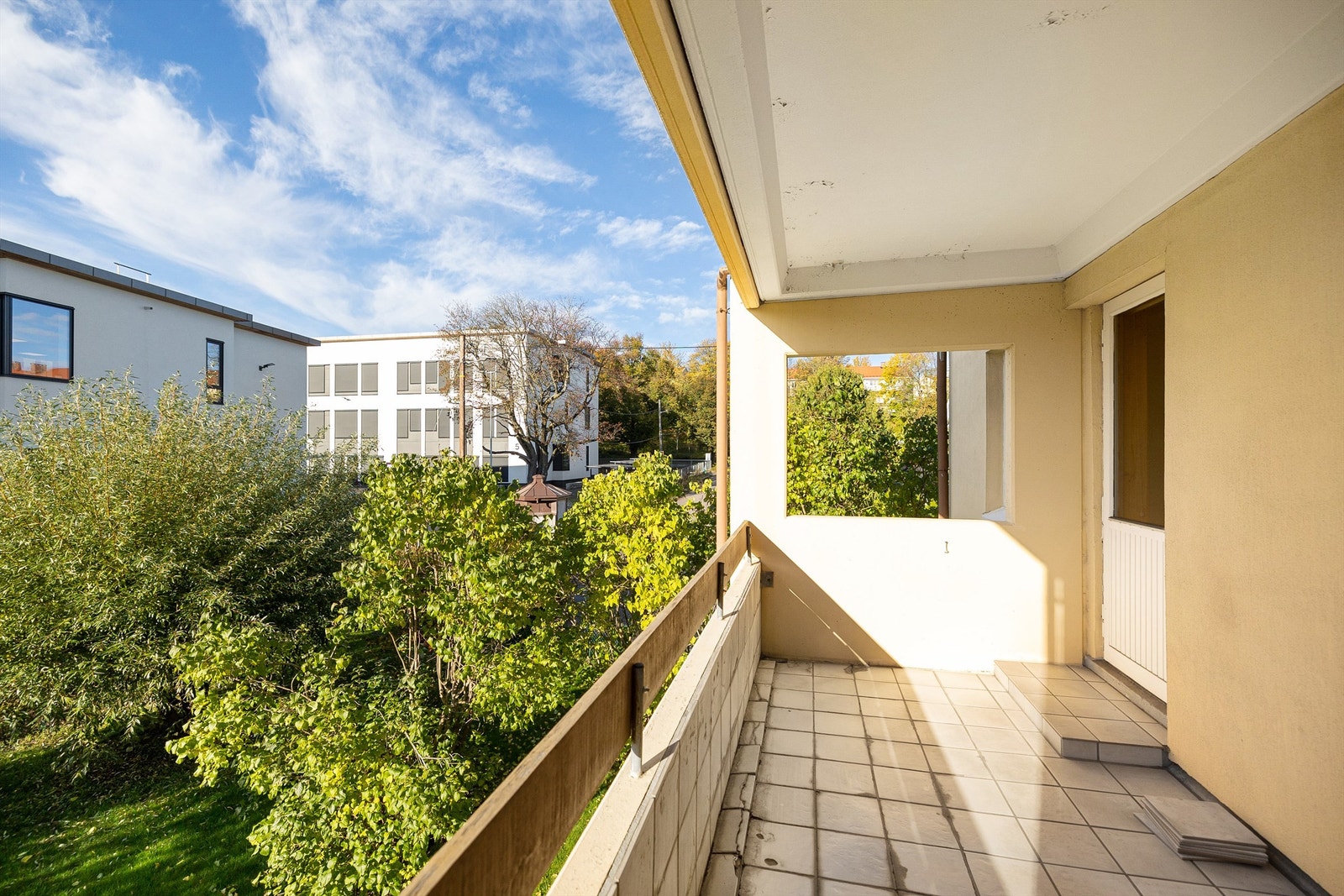 Sydvestvendt balkong på ca. 11 kvm. Her er det med andre ord god plass til utemøblement. Galleribilde