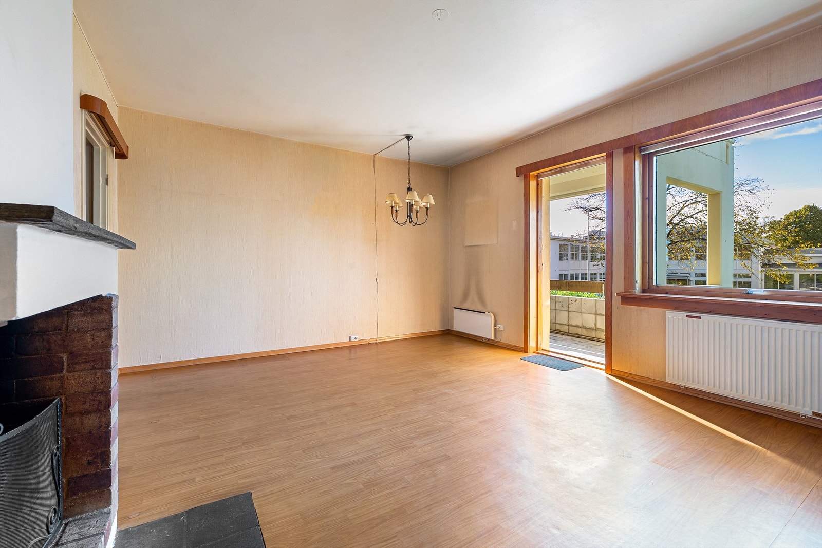 Stor og romslig stue med utgang til leilighetens balkong. Galleribilde