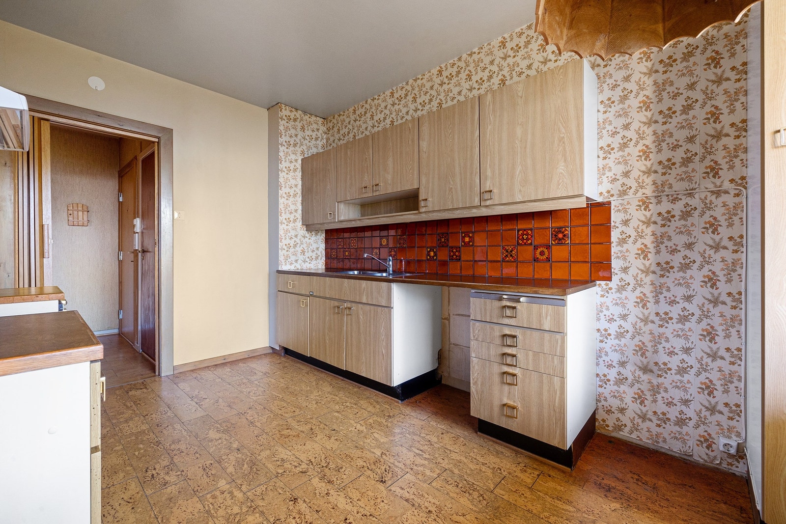 Kjøkken med oppussingsbehov. Galleribilde