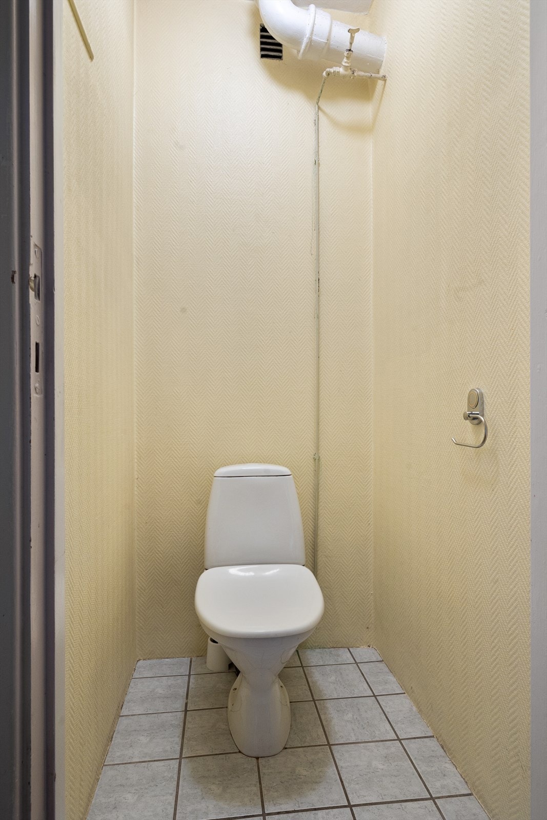 Separat WC med behov for oppussing. Galleribilde