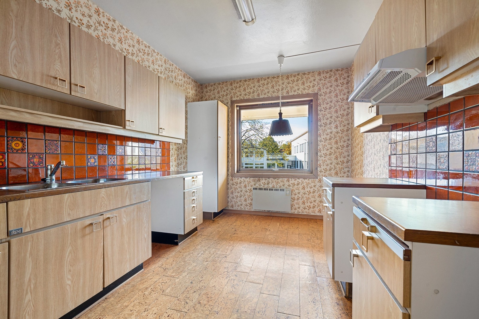 kjøkken med oppussingsbehov. Galleribilde