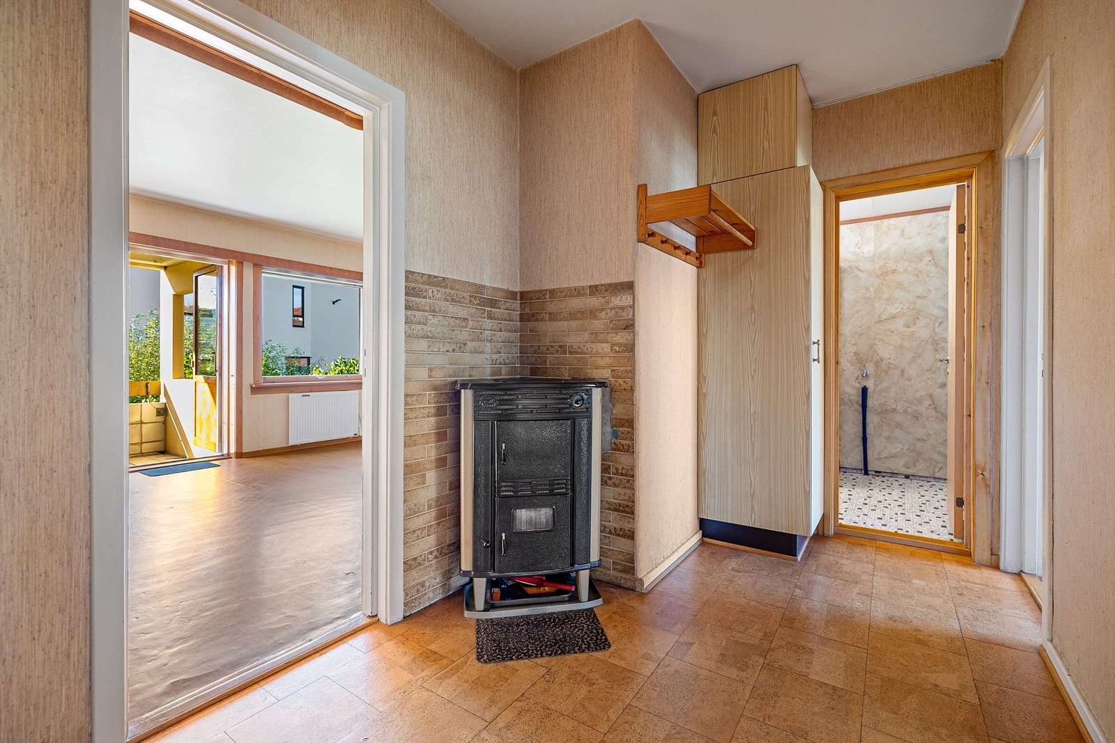Stor og romslig gang med vedkamin. Galleribilde