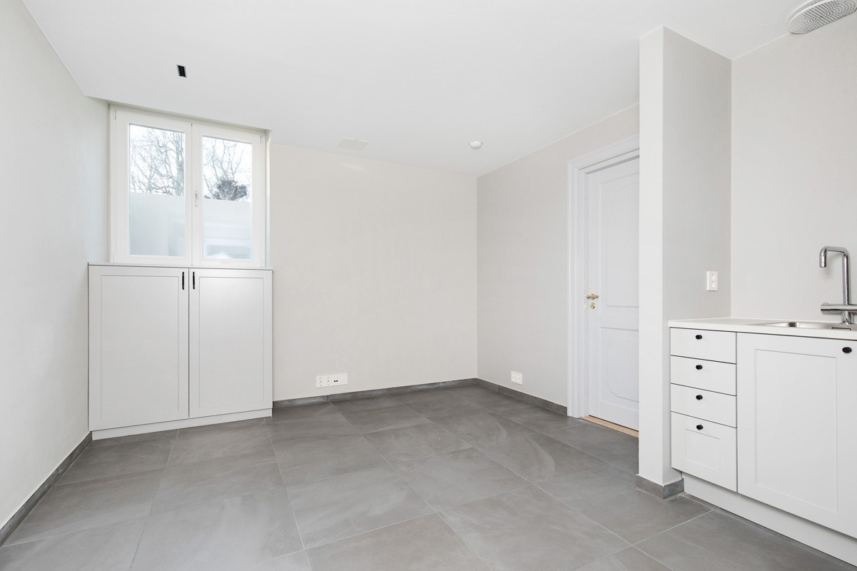 Praktikantdel med stue/kjøkken, soverom og bad i kjelleren. Galleribilde