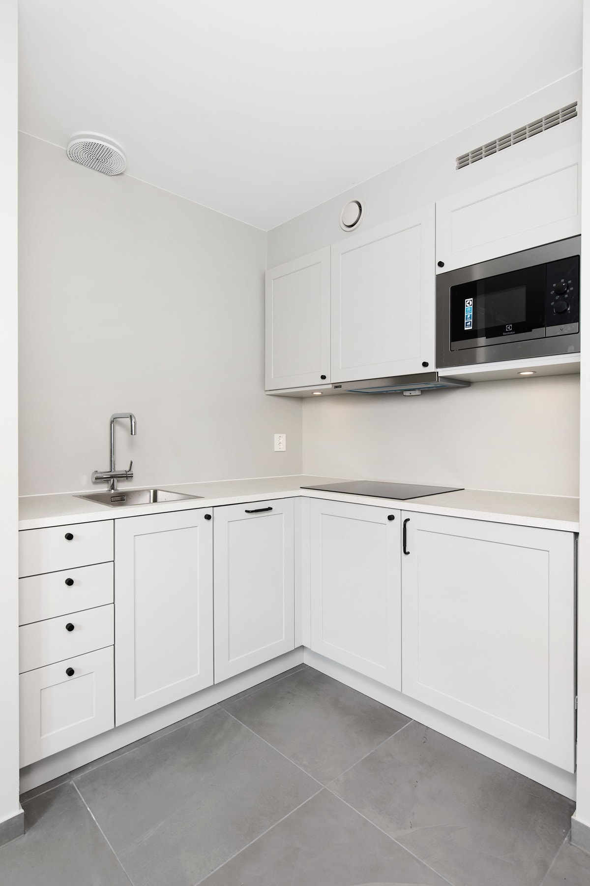 Praktikantdel med stue/kjøkken, soverom og bad i kjelleren. Galleribilde