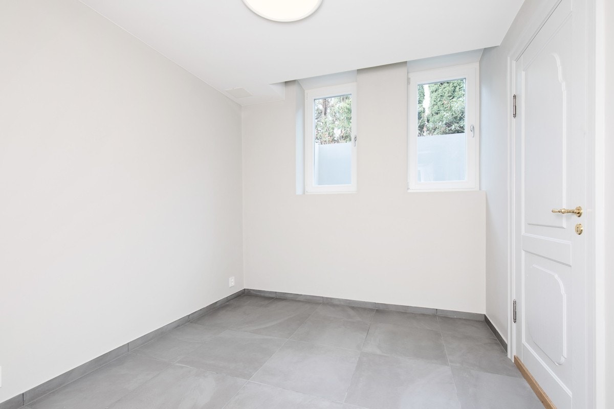 Praktikantdel med stue/kjøkken, soverom og bad i kjelleren. Galleribilde