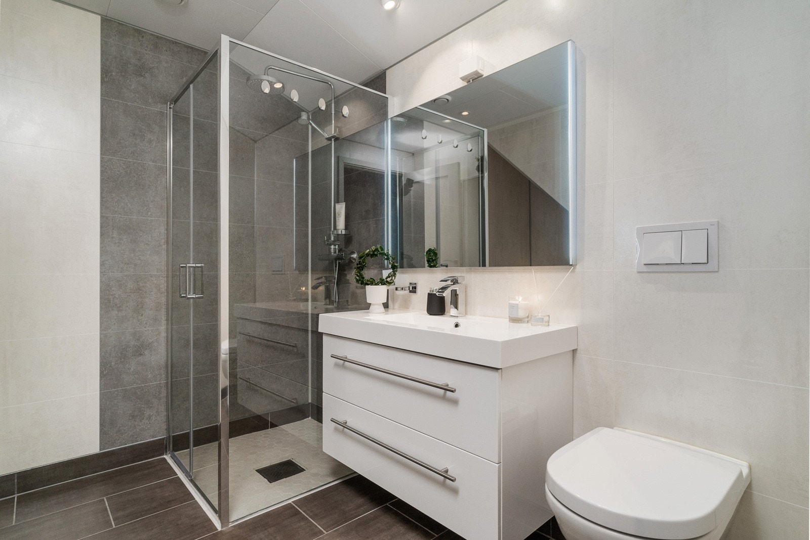 Bad med vegghengt wc, dusjnisje samt boblebadekar. Galleribilde