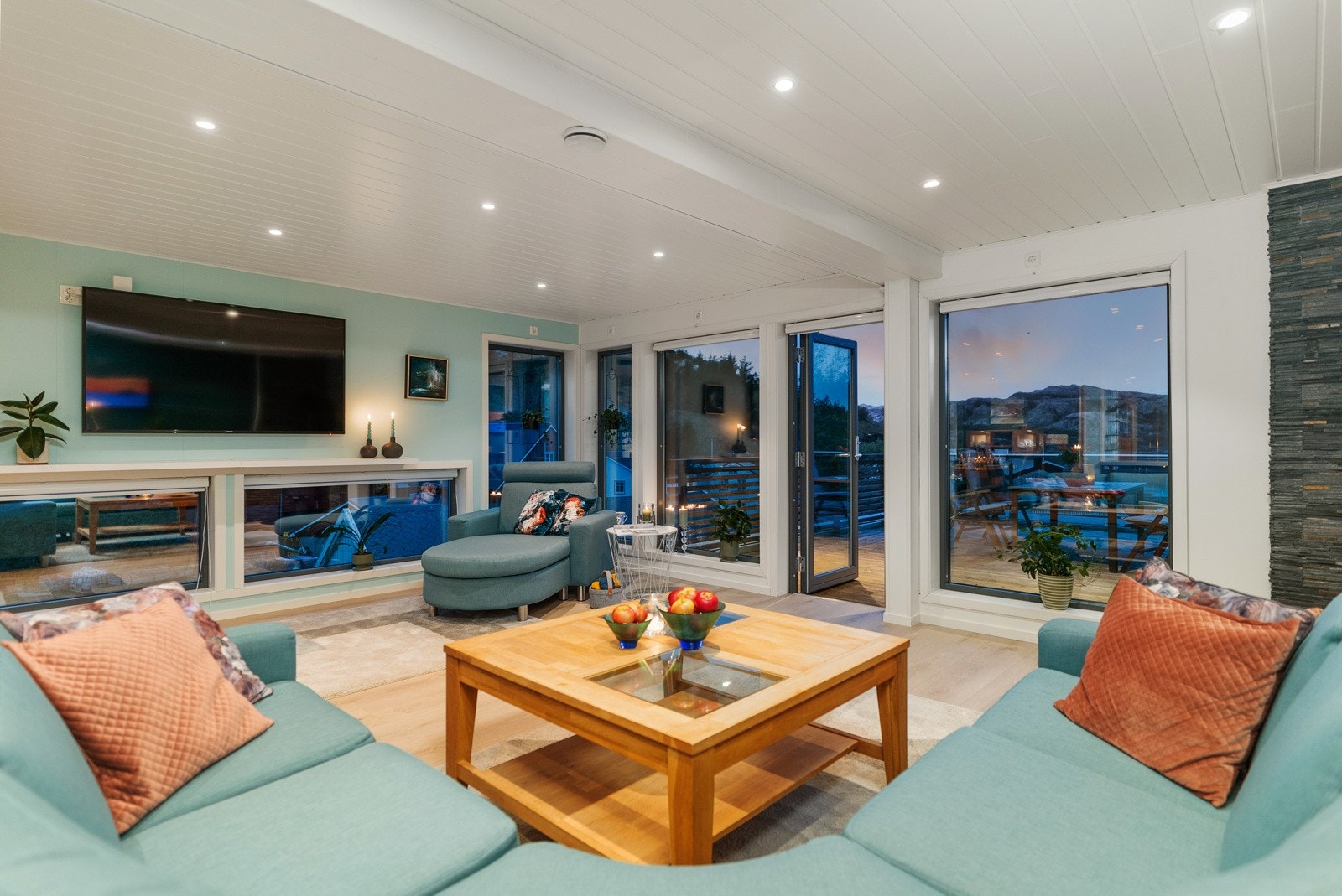 Romslig stue med utgang til terrasse Galleribilde