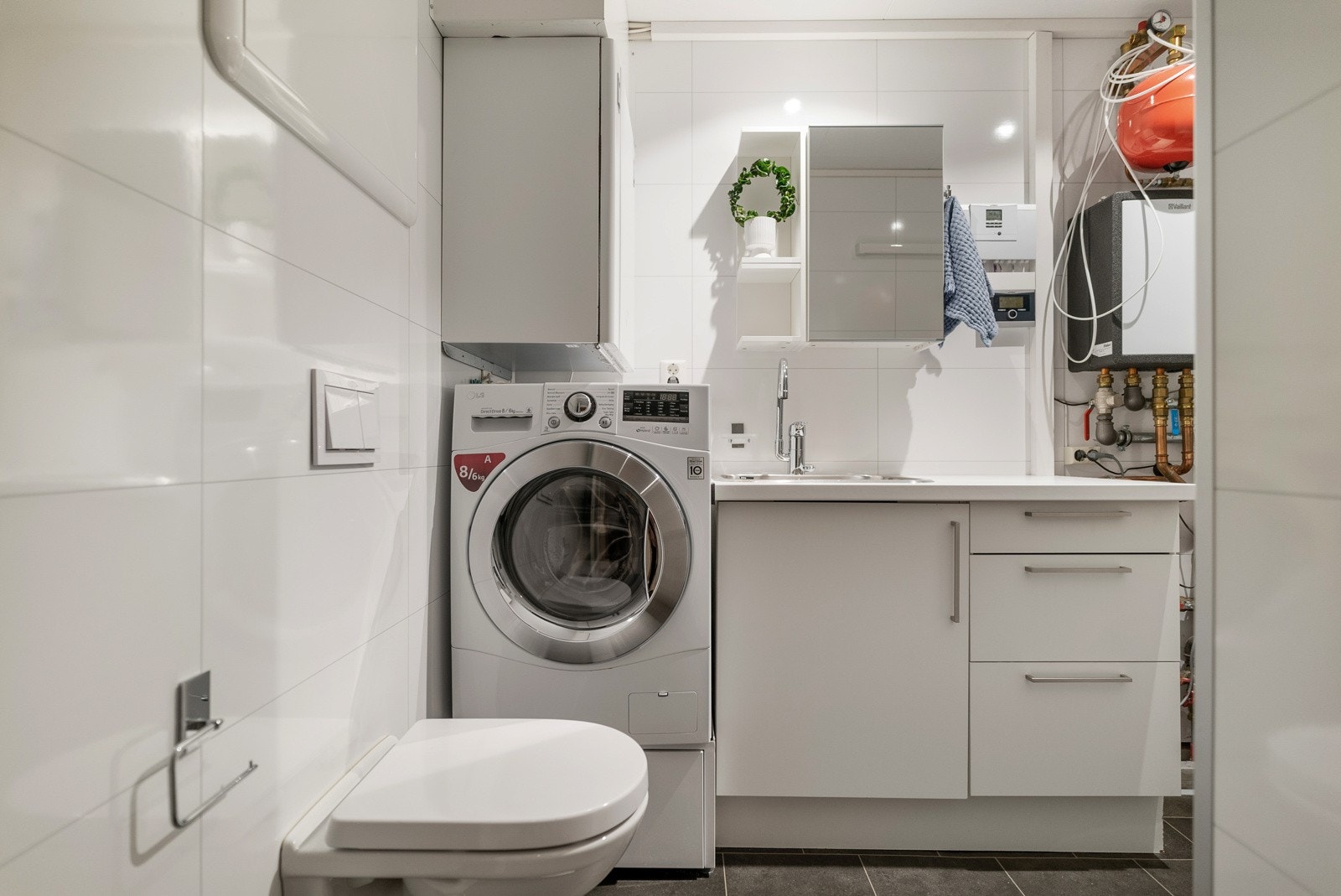 Vaskerom med vegghengt wc. Galleribilde