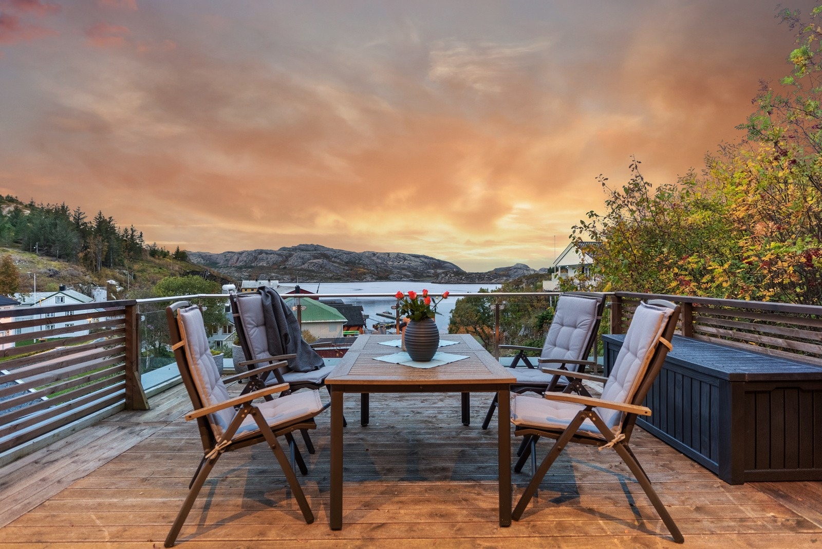 Terrasse med utsikt mot skipsleia der bla Hurtigruta passerer daglig. Galleribilde