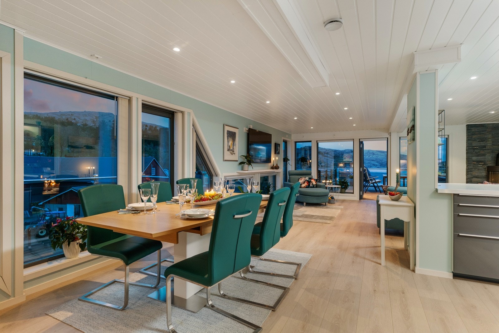 Rålekker enebolig med mange glassflater i ulike former. Her kan du nyte herlige middager med familien. Galleribilde