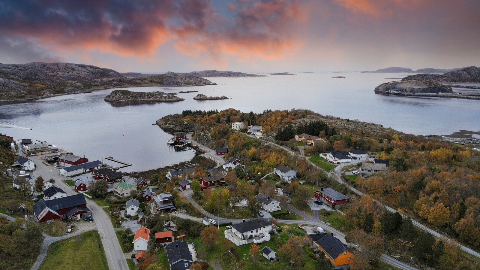 Sentral beliggenhet i Bessaker sentrum, med kort gangavstand til butikk, kro og flotte turområder. Galleribilde