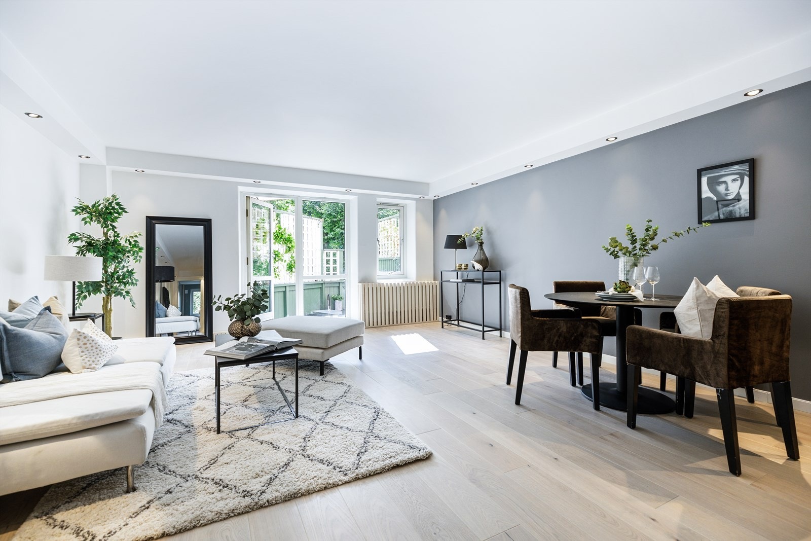 Rommet er lyst med en god atmosfære og legger til rette for sosiale sammenkomster således som for avslapping i sofaen. Galleribilde