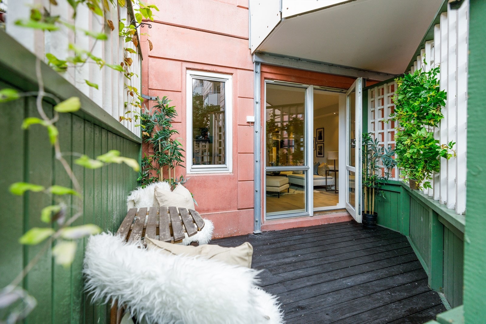 På terrassen er det plass til sittegruppe og grill. Leveggene skjermer og sørger for lite innsyn. Galleribilde