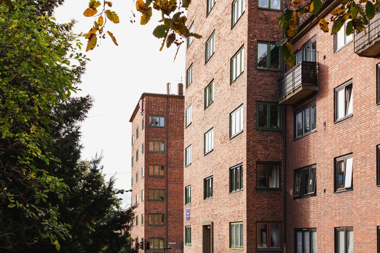 Leiligheten ligger luftig og fritt til i byggets fjerde etasje uten nabobygg tett inntil. Galleribilde