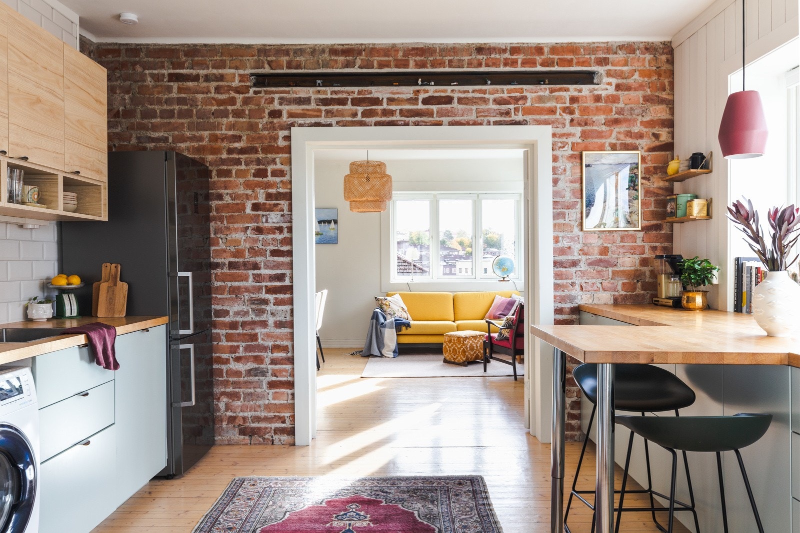Kjøkkenet er praktisk plassert adskilt fra spisestuen, likevel en del av et fantastisk allrom! Galleribilde