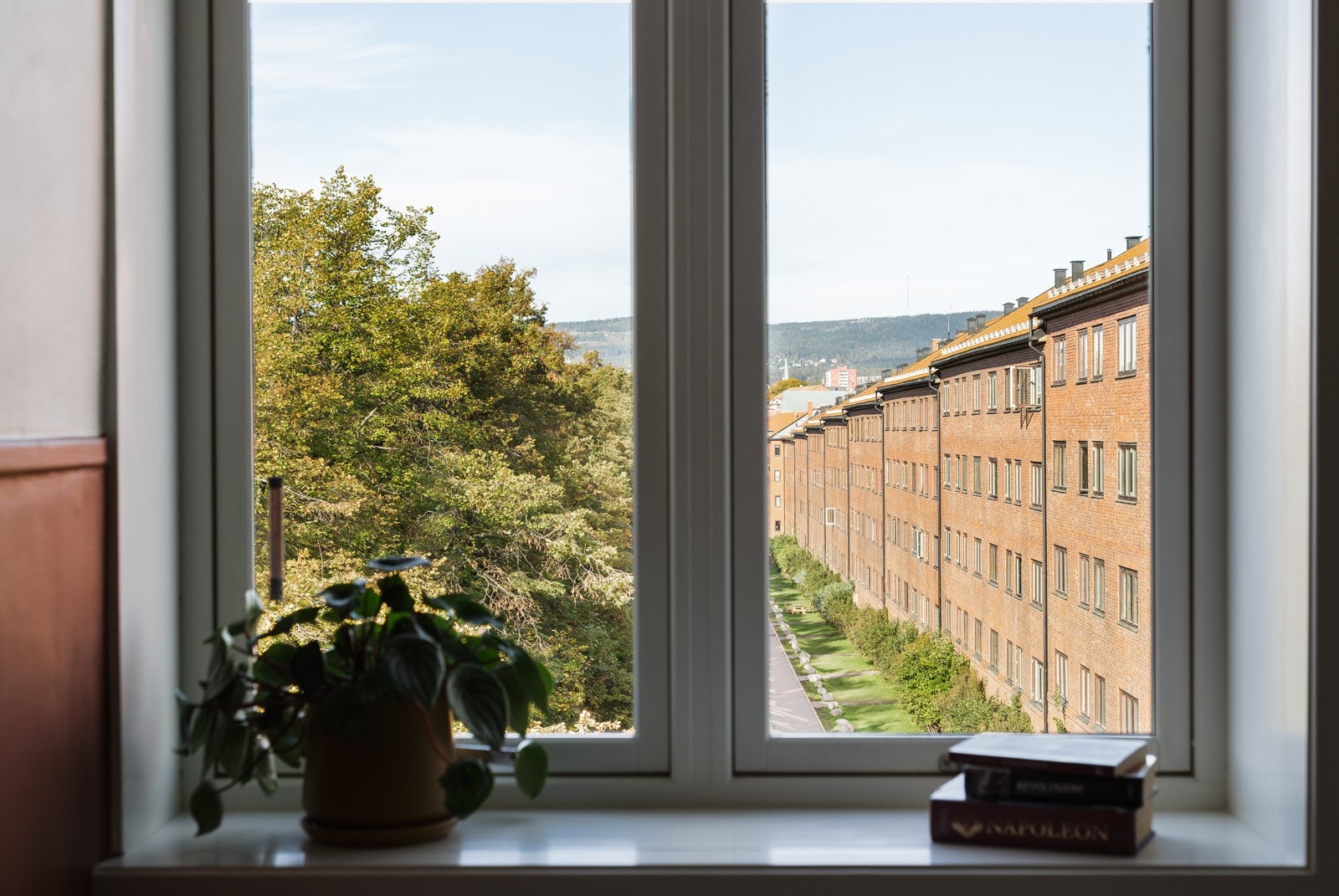 Dype vinduskarmer gir en gyllen mulighet til å innrede med lysestaker, vakre bøker eller bare hvile albuene på for å nyte det grønne på utsiden. Galleribilde