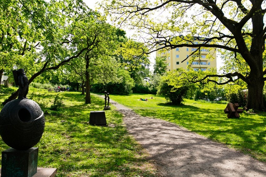 Det bugner av grønne oaser i nærområdet. Her er det bare å ta på seg skoene og gå rett ut i vakre omgivelser. Galleribilde