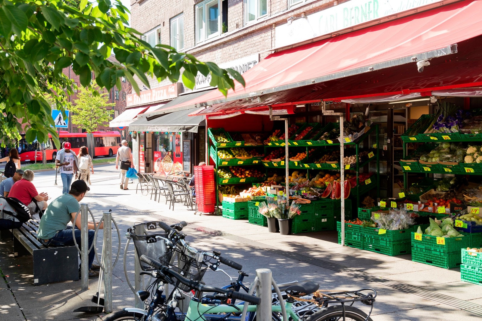 På Carl Berner finnes også Narvesen og 7-eleven, W.B Samson, Backstube og Kaffekompaniet, Carl Berner frukt og grønt og delikatesser som selger ferske grønnsaker og Mini Sushi som kan by på deilig take-away. Galleribilde