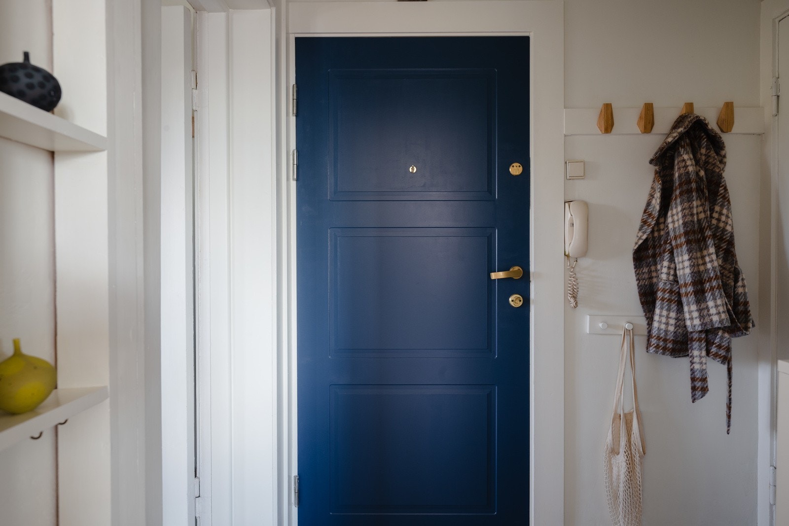 Dere ønskes velkommen hjem av en lys og innbydende entré. Her er det rom for å henge fra seg yttertøy og legge fra seg sko. Galleribilde
