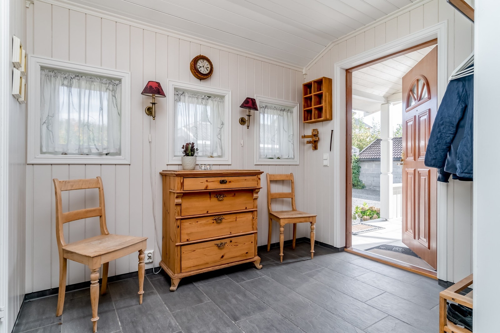 Romslig entré med komfortabel gulvvarme. Galleribilde