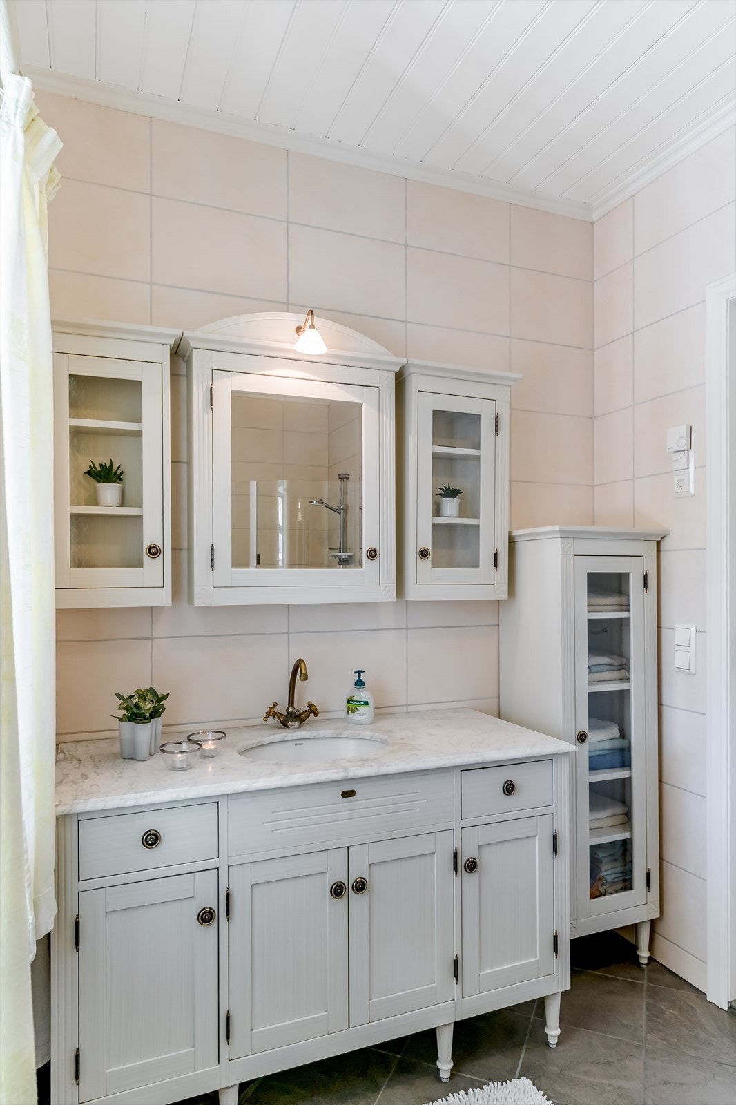 Badet har rikelig med oppbevaringsplass. Galleribilde
