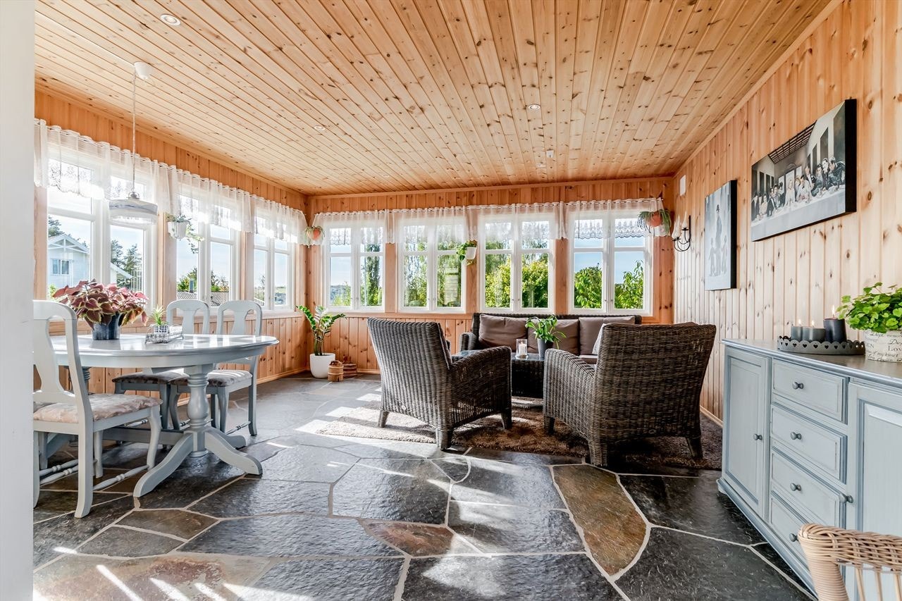 De store vinduene gir godt innfall av lys, og fin utsikt til hagen og uteplassen. Galleribilde