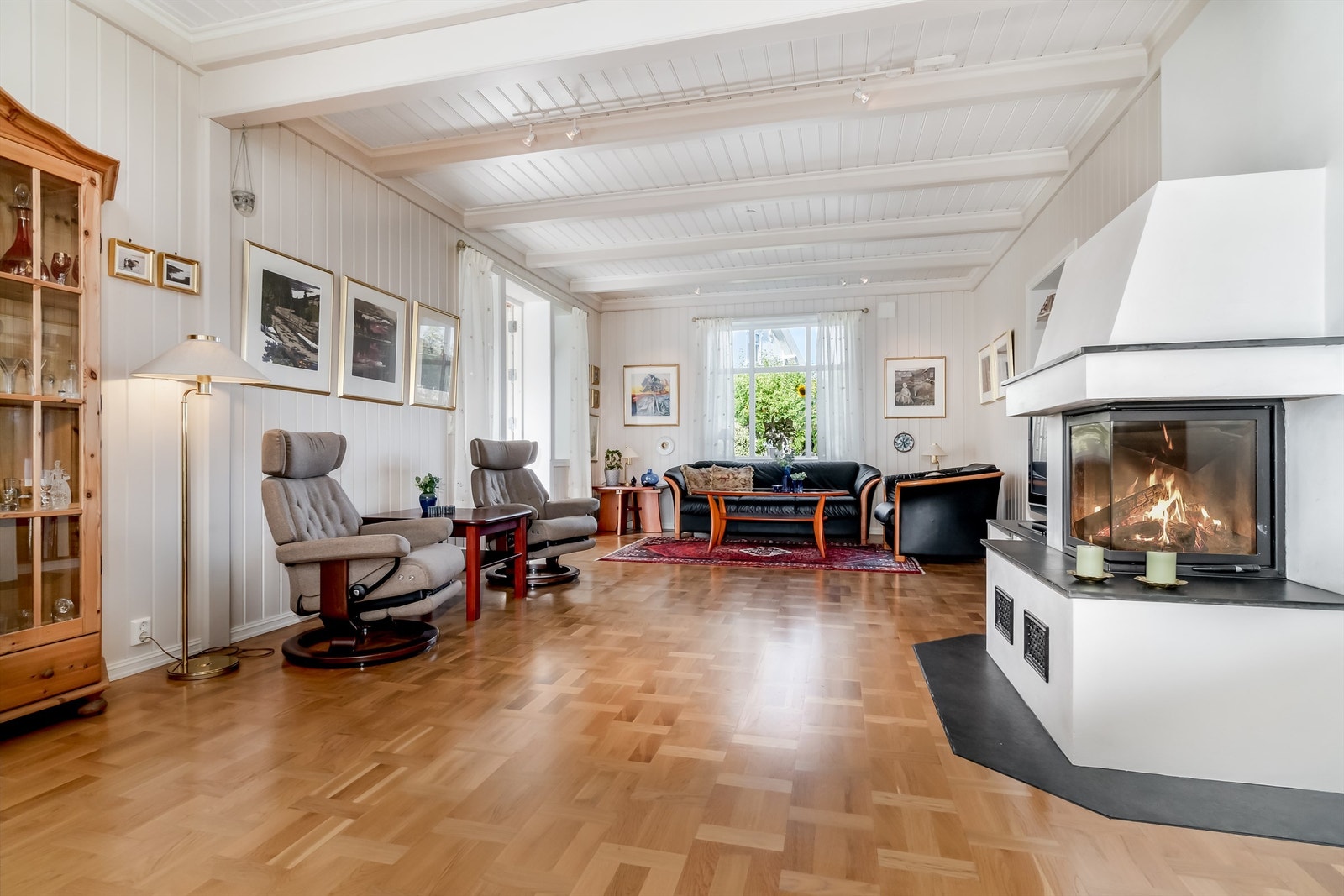 Stua har godt gjennomlys, flotte parkettgulv og god takhøyde Galleribilde