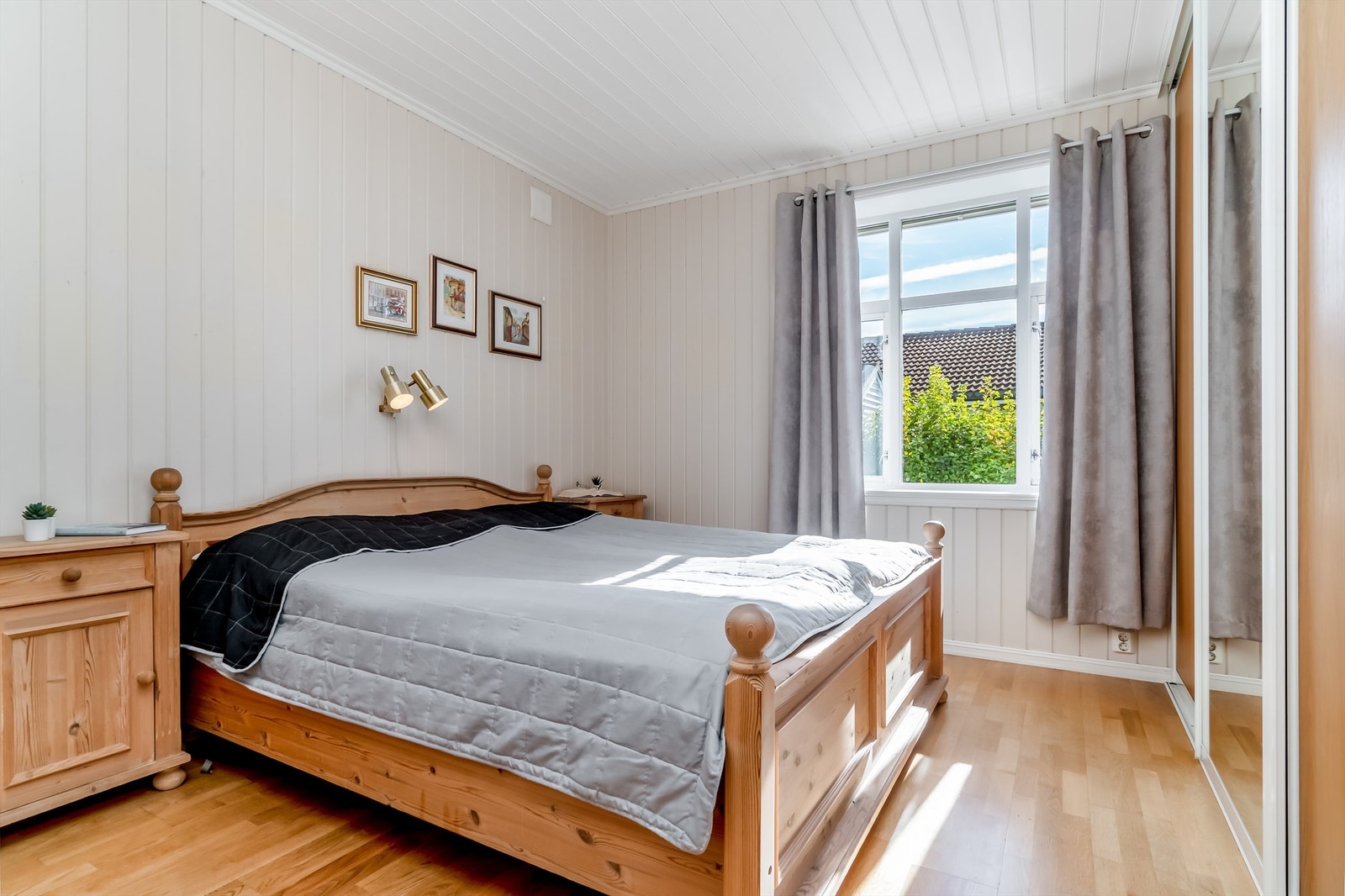 Hovedsoverom i første etasje med stor skyvedørsgarderobe Galleribilde